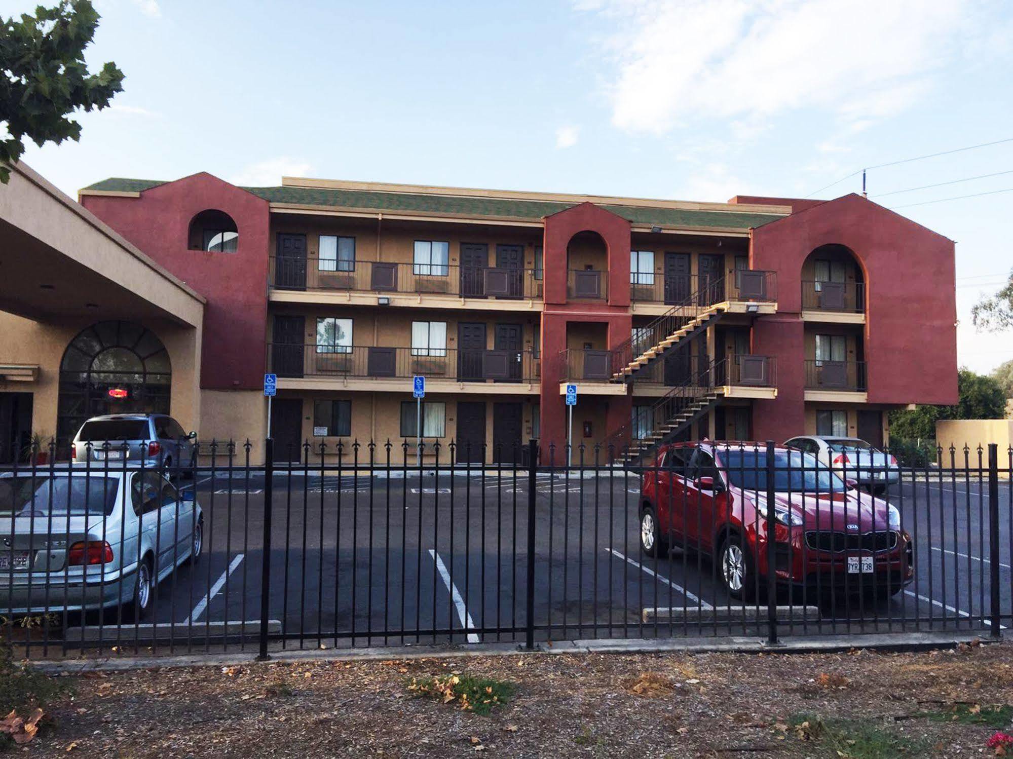 Budget Inn And Suites Stockton Yosemite Extérieur photo